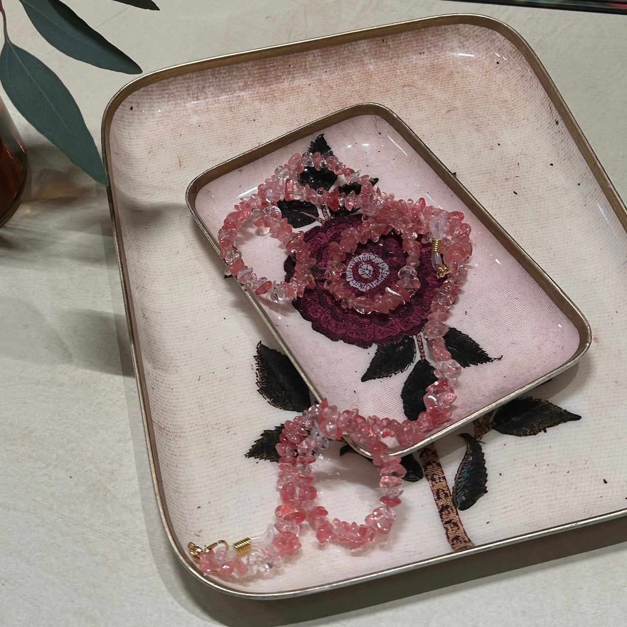 Rosée rouge chaines de lunettes pour femmes photo de Face Rayz Eyewear Marque de lunettes Marocaine