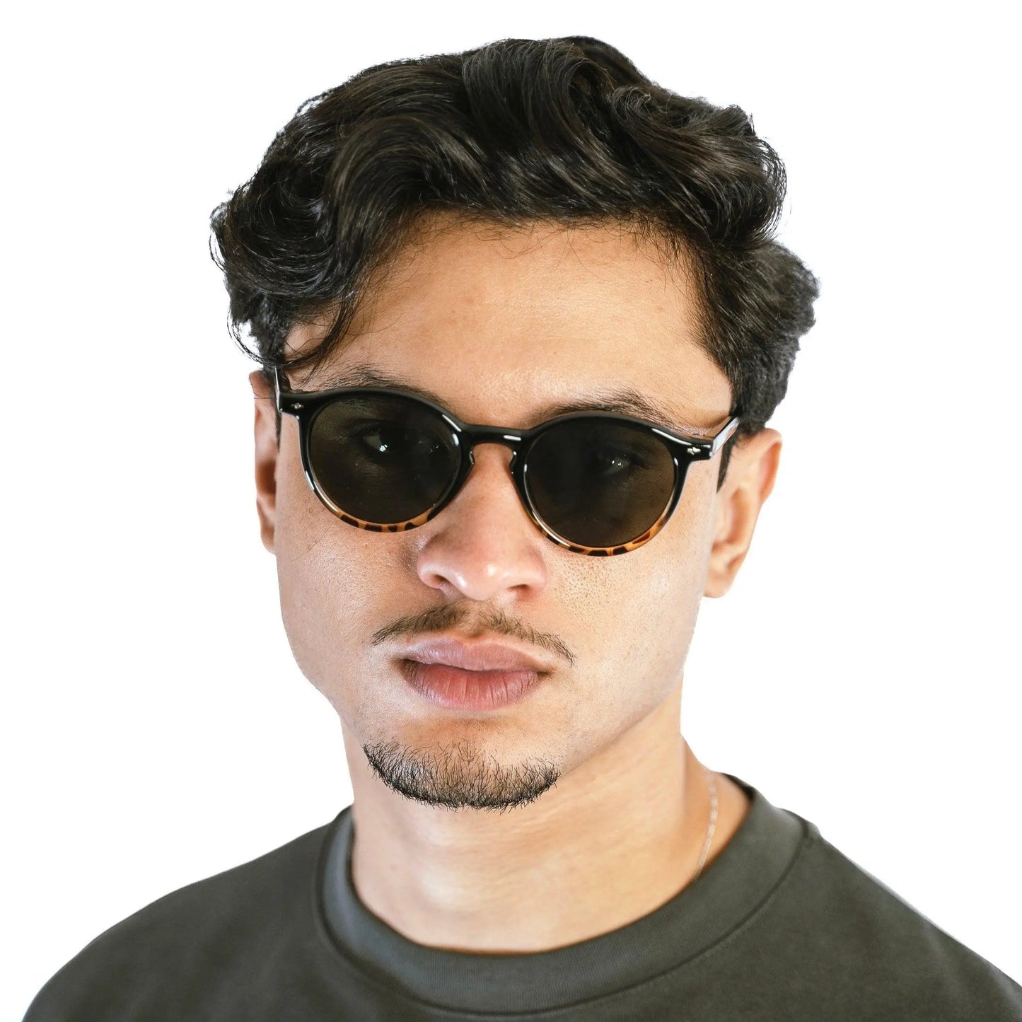 SO HO 2.0 noir-Leopard Lunettes de Solaires pour Hommes et Femmes Photo de porté - RAYZ Eyewear Marque de Lunettes Marocaine