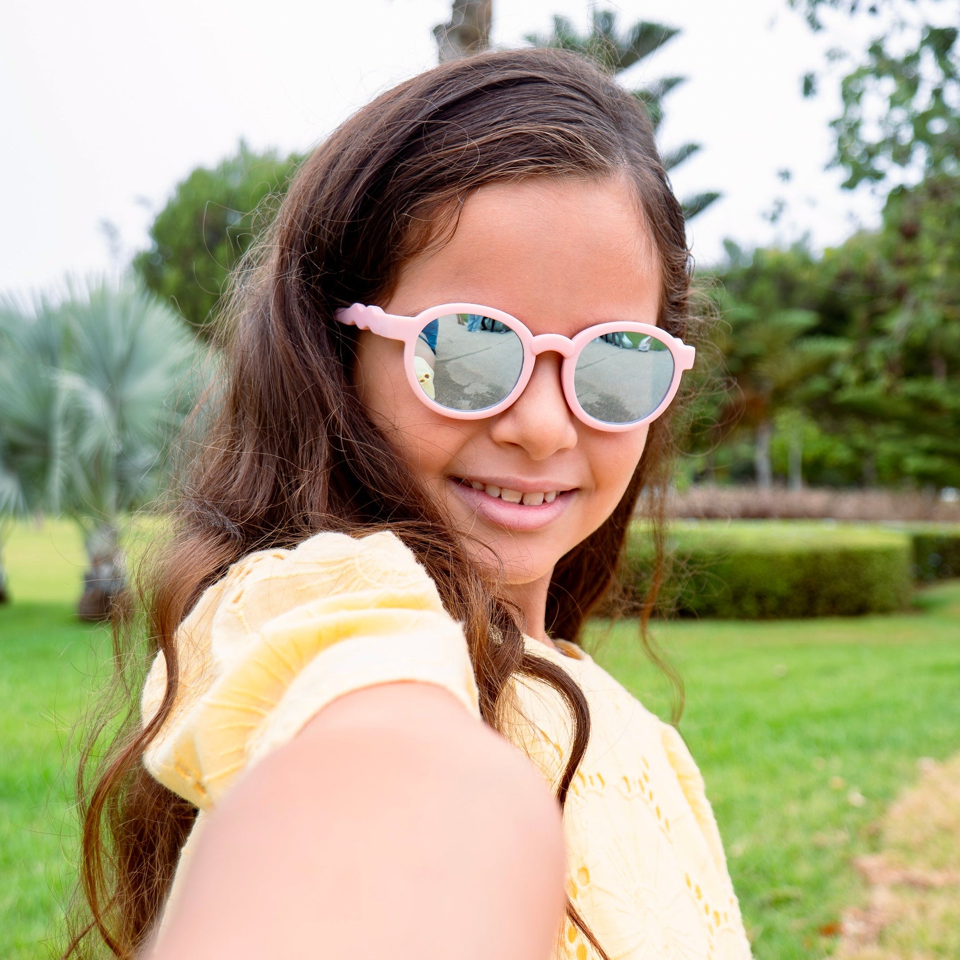 Beam rose Lunettes de Soleil pour enfants Photo de Porté - RAYZ Eyewear Marque de Lunettes Marocaine