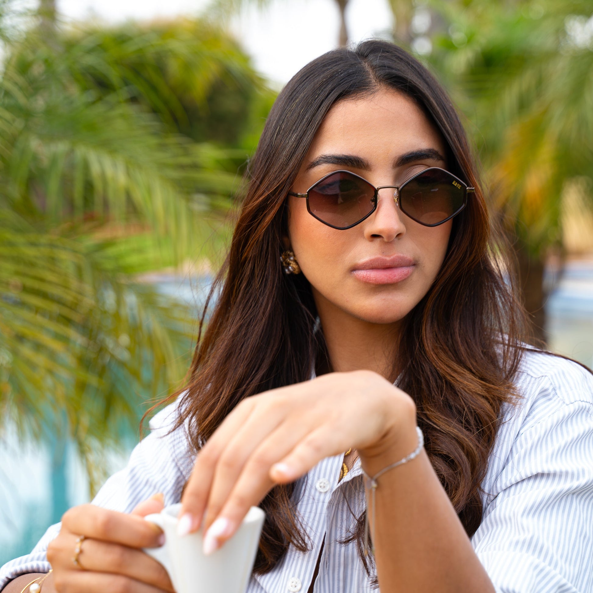 Éclisse mauve Lunettes de Solaires pour Hommes et Femmes Photo de Porté - RAYZ Eyewear Marque de Lunettes Marocaine