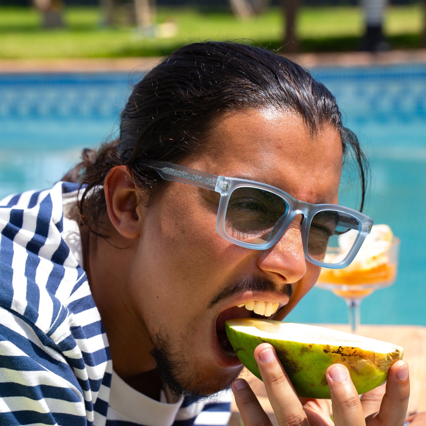 Flashéa bleu Lunettes de Soleil pour Hommes et Femmes Photo de porté - RAYZ Eyewear Marque de Lunettes Marocaine