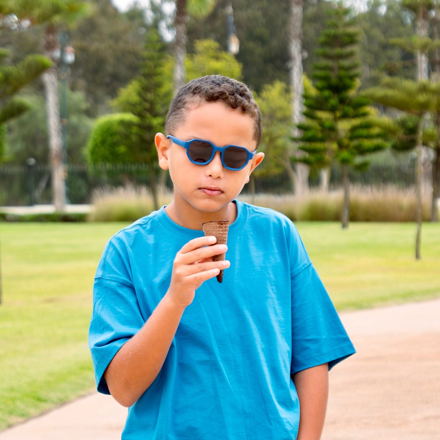 Ona Bleu-Foncé Lunettes de Soleil pour enfants Photo de porté - RAYZ Eyewear Marque de Lunettes Marocaine