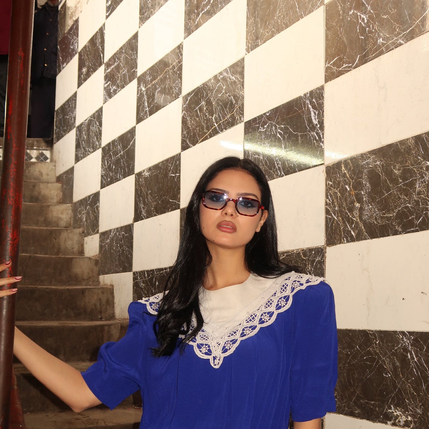 Rhymes bleu Lunettes de Solaires pour Hommes et Femmes Photo de porté - RAYZ Eyewear Marque de Lunettes Marocaine.