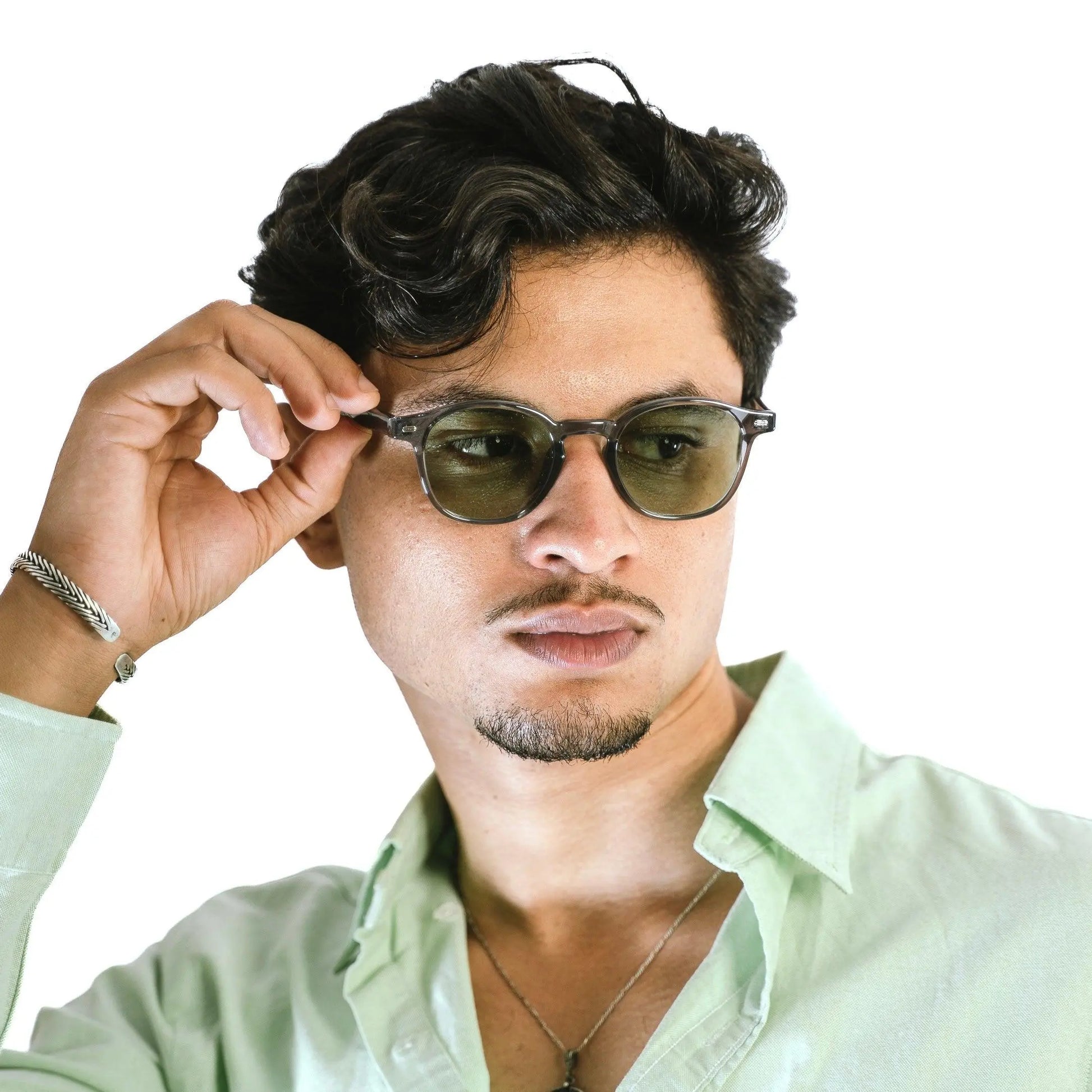 WestCo vert-Gris Lunettes de Solaires pour Hommes et Femmes Photo de porte - RAYZ Eyewear Marque de Lunettes Marocaine